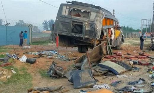 ट्रेलर ने बस को मारी टक्कर, 8 की मौके पर मौत - CG Sandesh