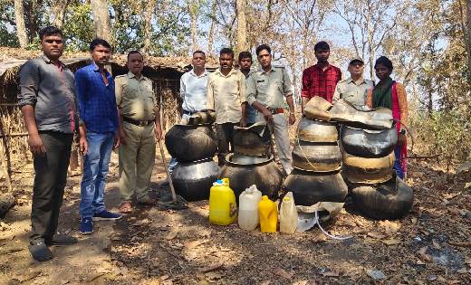सरायपाली : 110 लीटर अवैध महुआ शराब एवं 2000 किलोग्राम महुआ ल... - CG Sandesh