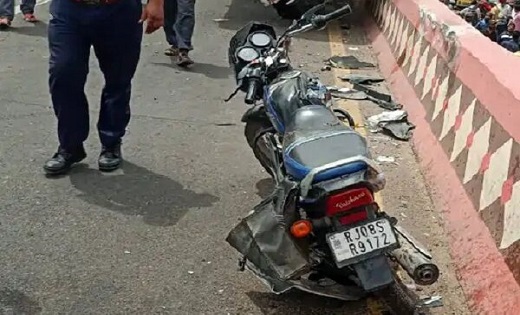 एंबुलेंस ड्राइवर ने बाइक सवार परिवार को रौंदा, पति-पत्नी की ... - CG Sandesh