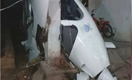 उड़ान भरते ही क्रैश हुआ ग्लाइडर, घर की छत पर गिरा; 2 घायल - CG Sandesh