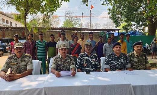 सुरक्षाबलों को बड़ी कामयाबी, दो इनामी सहित 16 नक्सलियों ने क... - CG Sandesh