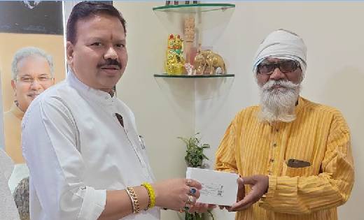 महासमुंद : संसदीय सचिव ने सौंपा श्रवण यंत्र - CG Sandesh