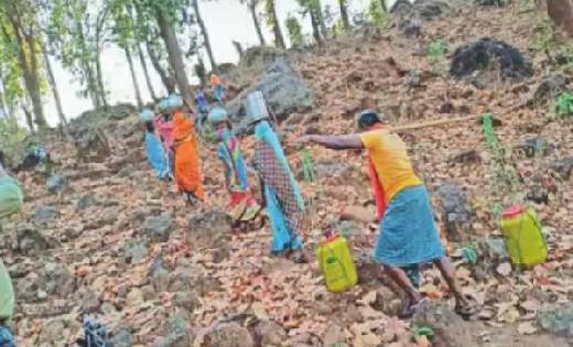 गांव में पंप व हैंडपंप नहीं होने से ग्रामीण पहाड़ से निकलने वाले झरने से प्यास बुझाने को मजबूर