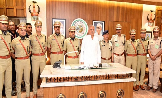 CM बघेल से भारतीय पुलिस सेवा के प्रशिक्षु अधिकारियों ने की म... - CG Sandesh