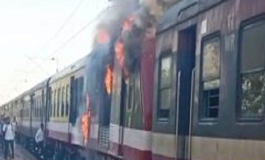 यात्रियों में मची चीख पुकार...ट्रेन के दो कोच में लगी भीषण आ... - CG Sandesh
