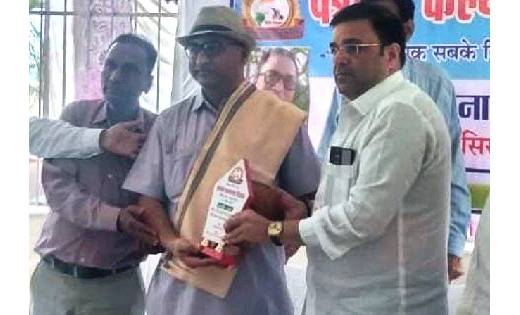 महासमुंद : आनंदराम पत्रकारश्री को 'कलमवीर'  सम्मान - CG Sandesh