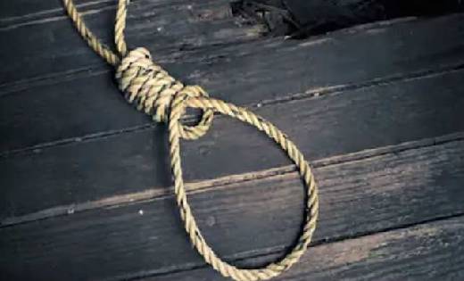 पिथौरा : महिला ने खेत में साड़ी से लगायी फांसी - CG Sandesh