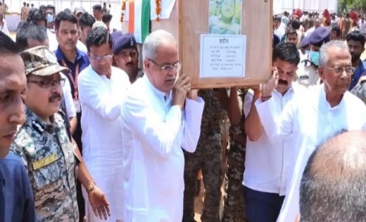 CM बघेल ने जवानों के पार्थिव शरीर को दिया कंधा - CG Sandesh