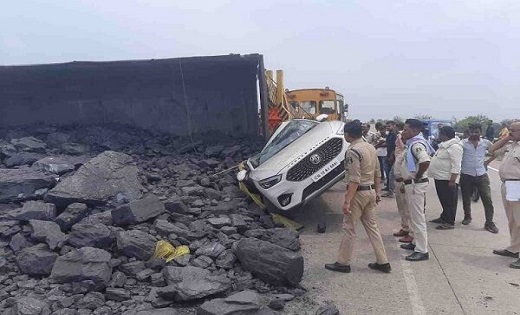 ACCIDENT : एक की मौत , कोयले से भरा ट्रक कार पर पलटा - CG Sandesh