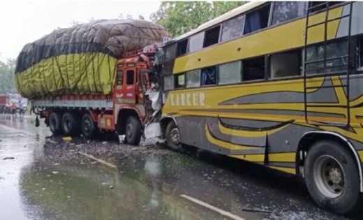 कई यात्री घायल, मची चीख-पुकार…बस और ट्रक के बीच जोरदार टक्कर - CG Sandesh