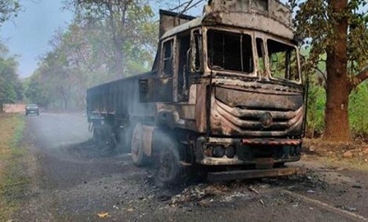 नक्सलियों ने मचाया उत्‍पात, माइंस में परिवहन के लिए लगे वाहन... - CG Sandesh
