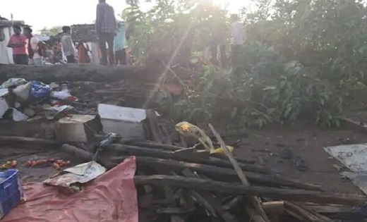 पति-पत्नी की दबकर मौत...आंधी में गिरा 80 साल पुराना पेड़ - CG Sandesh
