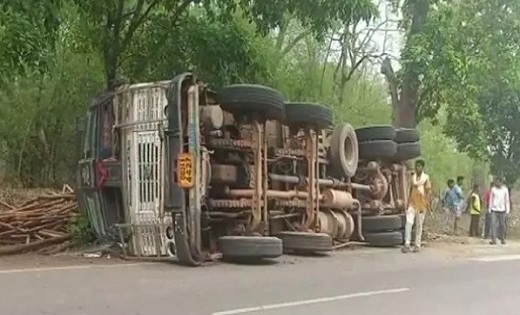 ट्रक पलटने से परीक्षा देने जा रहे छात्र की दर्दनाक मौत, 2 अन... - CG Sandesh
