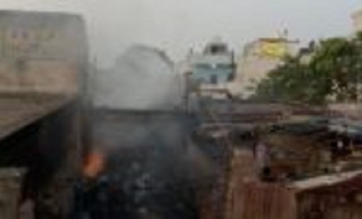  क्षेत्र में अफरा-तफरी का माहौल, कबाड़ की दुकान में लगी भीषण... - CG Sandesh