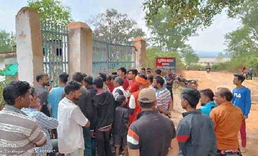 CG : धार्मिक झंडा को उखाड़ फेंकने वाले के खिलाफ कार्रवाई की मांग को लेकर थाने के सामने प्रदर्शन