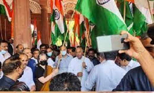 एकजुट विपक्ष ने केंद्र के खिलाफ संसद भवन से विजय चौक तक निका... - CG Sandesh