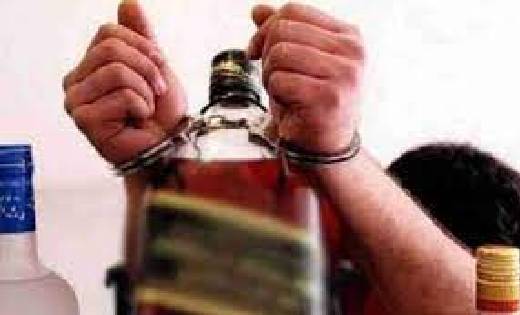 बसना : महुआ शराब रखकर ग्राहक तलाश रहे आरोपी गिरफ्तार  - CG Sandesh