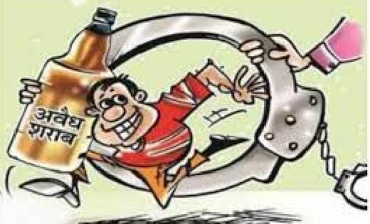 बसना : एक गाँव से दूसरे गाँव ले जा रहा था अवैध शराब, लेने और... - CG Sandesh