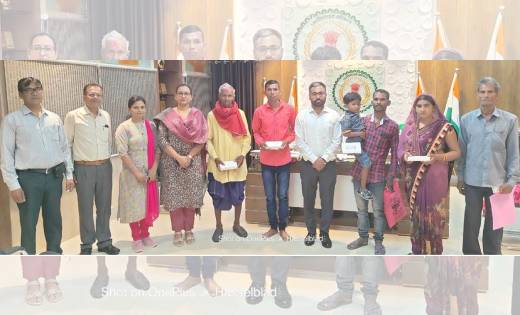 महासमुंद : कलेक्टर ने पांच दिव्यांगजनों को श्रवण यंत्र प्रदा... - CG Sandesh