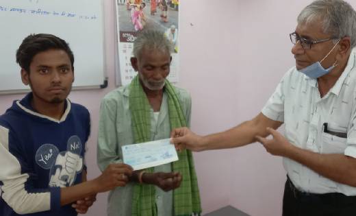 महासमुंद : गिरीश को मिली 10 हजार रुपए की आर्थिक सहायता, भेंट... - CG Sandesh