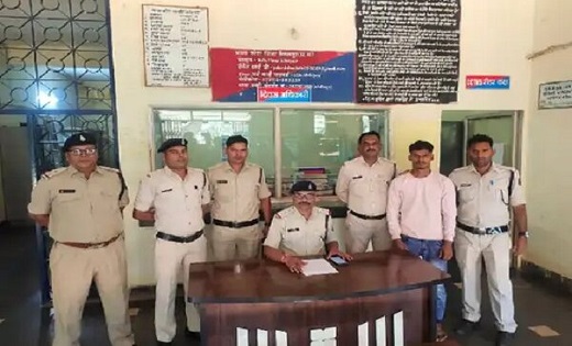 शराब नहीं लेकर आया युवक तो महिला ने दी गाली, गुस्साए आरोपी न... - CG Sandesh