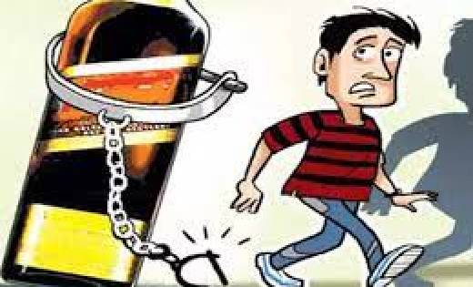 सांकरा : अवैध शराब बेचने वाला पुलिस की गिरफ्त में - CG Sandesh