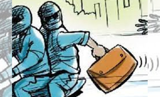 महासमुंद : बाइक से गिराकर धमकाकर 4 नकाबपोश बदमाशों ने लूट लिये 10 लाख 80 हज़ार रुपये
