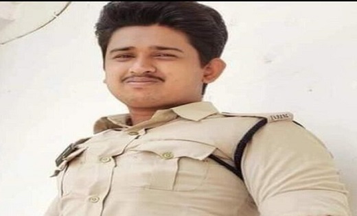 पुलिस विभाग में मचा हड़कंप , तालाब में मिली आरक्षक की लाश - CG Sandesh