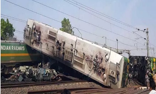 बिलासपुर रेल मंडल में बड़ा हादसा : ट्रेनों के इंजन आपस में ट... - CG Sandesh