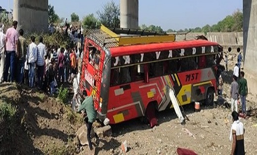 यात्री बस पुल से नीचे गिरी, 15 लोगों की मौत  - CG Sandesh