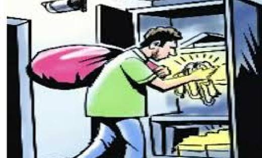 बसना : दरवाजे का ताला तोड़कर आलमारी से सोने-चांदी और पैसों की... - CG Sandesh
