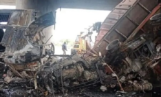 दर्दनाक हादसा : 20 फीट ऊंचे फ्लाईओवर से गिरा ट्रेलर, ड्राइवर... - CG Sandesh