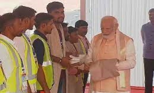 महासमुंद : वाहनों की चेकिंग से नाराज ट्रक चालकों ने लगाया जा... - CG Sandesh