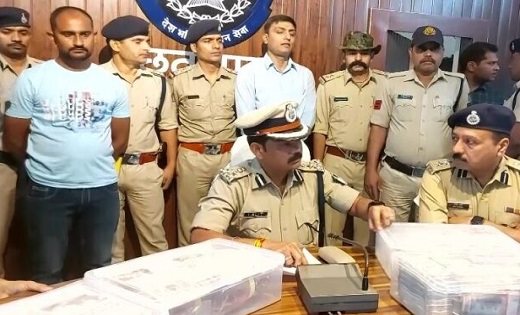 पति, पत्नी और बेटी को बंदूक की नोक पर बंधक बनाकर लाखों की लू... - CG Sandesh
