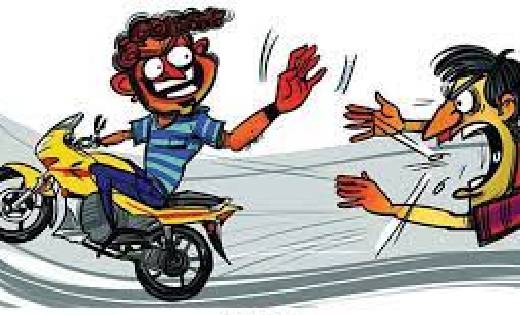 तुमगांव : अनजान को लिफ्ट देना पड़ा भारी, पेशाब करने रोड़ किनारे रुका तो बाइक लेकर भागा