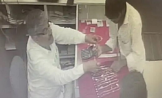 CCTV में कैद हुई वारदात...दुकानदार के सामने से युवक ने 7 लाख... - CG Sandesh