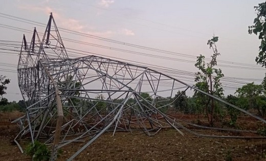 हाईटेंशन टावर तेज आंधी-तूफ़ान से गिरा, गांवों में कई घंटों त... - CG Sandesh