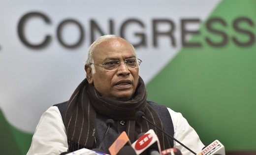 पीएम मोदी अपने दोस्तों को बेच रहे देश की संपत्ति : मल्लिकार्... - CG Sandesh