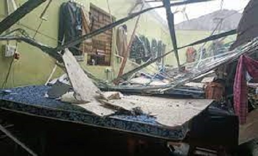 6 बैरक टूटे, 11 जवान घायल...तेज आंधी ने CRPF कैंप में मचाई त... - CG Sandesh