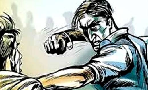 खल्लारी : बस से उतरकर चौक में खड़े व्यक्ति से मारपीट - CG Sandesh