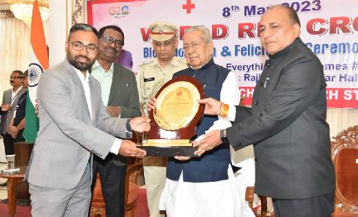 महासमुंद : राज्यपाल ने कलेक्टर क्षीरसागर को किया सम्मानित - CG Sandesh