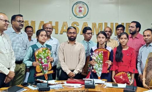 महासमुंद : कलेक्टर ने मेधावी छात्र-छात्राओं को किया सम्मानित - CG Sandesh
