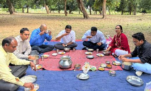 महासमुंद : अनुविभागीय अधिकारी साहू एवं सहायक संचालक जनसम्पर्... - CG Sandesh