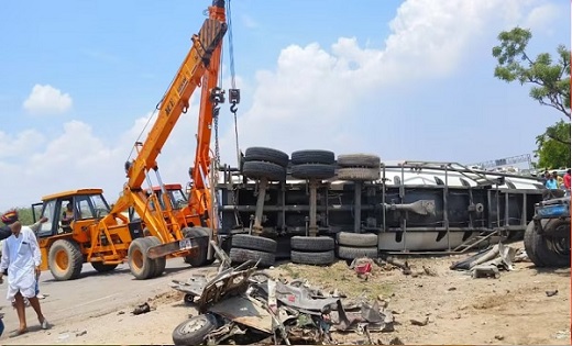 BIG ACCIDENT : ऑल्टो कार पर पलटा टैंकर, 9 लोगों की मौत - CG Sandesh