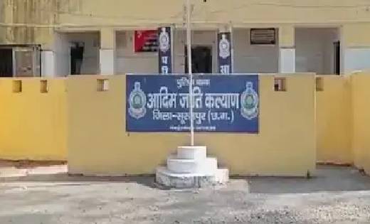 CG : प्रमाणपत्र बनवाने जाने पर छात्राओं और महिलाओं के कपड़े उ... - CG Sandesh