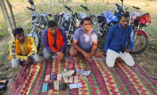 पटेवा : जंगल में जुआ खेल रहे 4 जुआरियों को पुलिस ने घेराबंदी... - CG Sandesh
