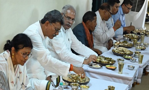 किसान सुभाष के घर मुख्यमंत्री बघेल ने स्वादिष्ट छत्तीसगढी व्... - CG Sandesh