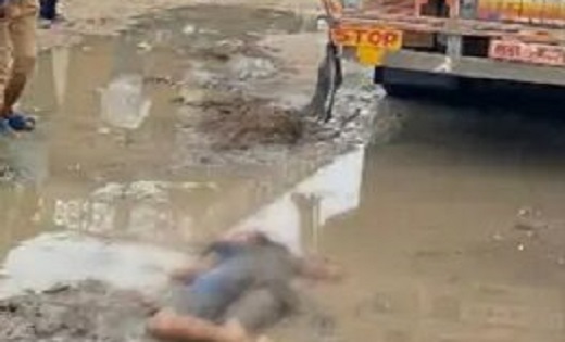  सड़क के गड्‌ढे में गिरा साइकिल सवार बच्चा, सिर कुचलते हुए नि... - CG Sandesh