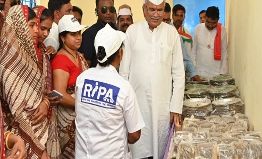 मुख्यमंत्री बघेल ने ग्राम कड़ार के नवनिर्मित रीपा का किया अवलोकन