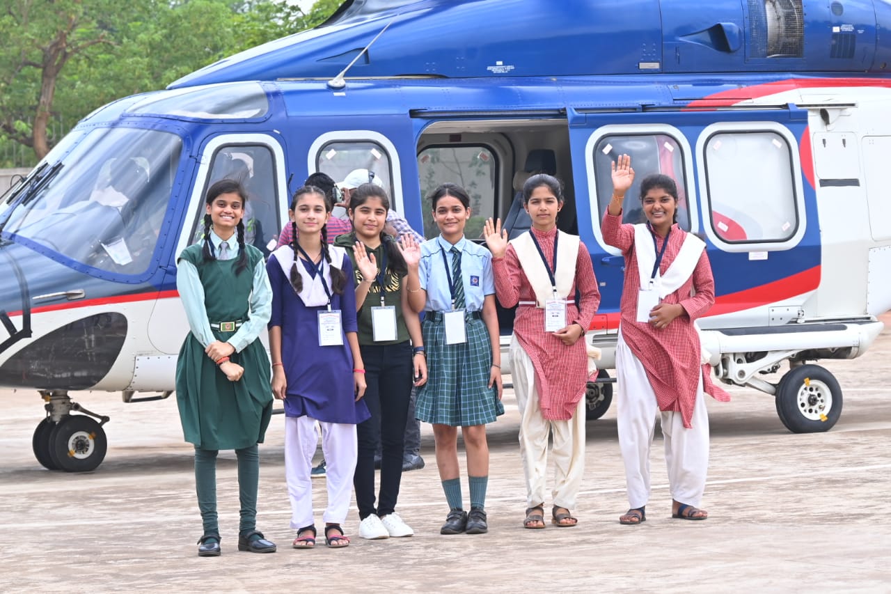 महासमुंद : जिले के 5 मेधावी छात्रों को हेलीकॉप्टर में जॉयराइ... - CG Sandesh